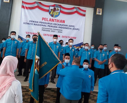 Ketua Umum DPD KNPI Kabupaten Tangerang Adang Akbarudin (abek), melantik DPK KNPI Kecamatan Tigaraksa. Ditandai dengan penyerahan Bendera Pataka KNPI diterima oleh Ketua DPK KNPI Tigaraksa Badru Salam, Rabu, 25 Agustus 2021. (foto : snl.pkbmhimata)