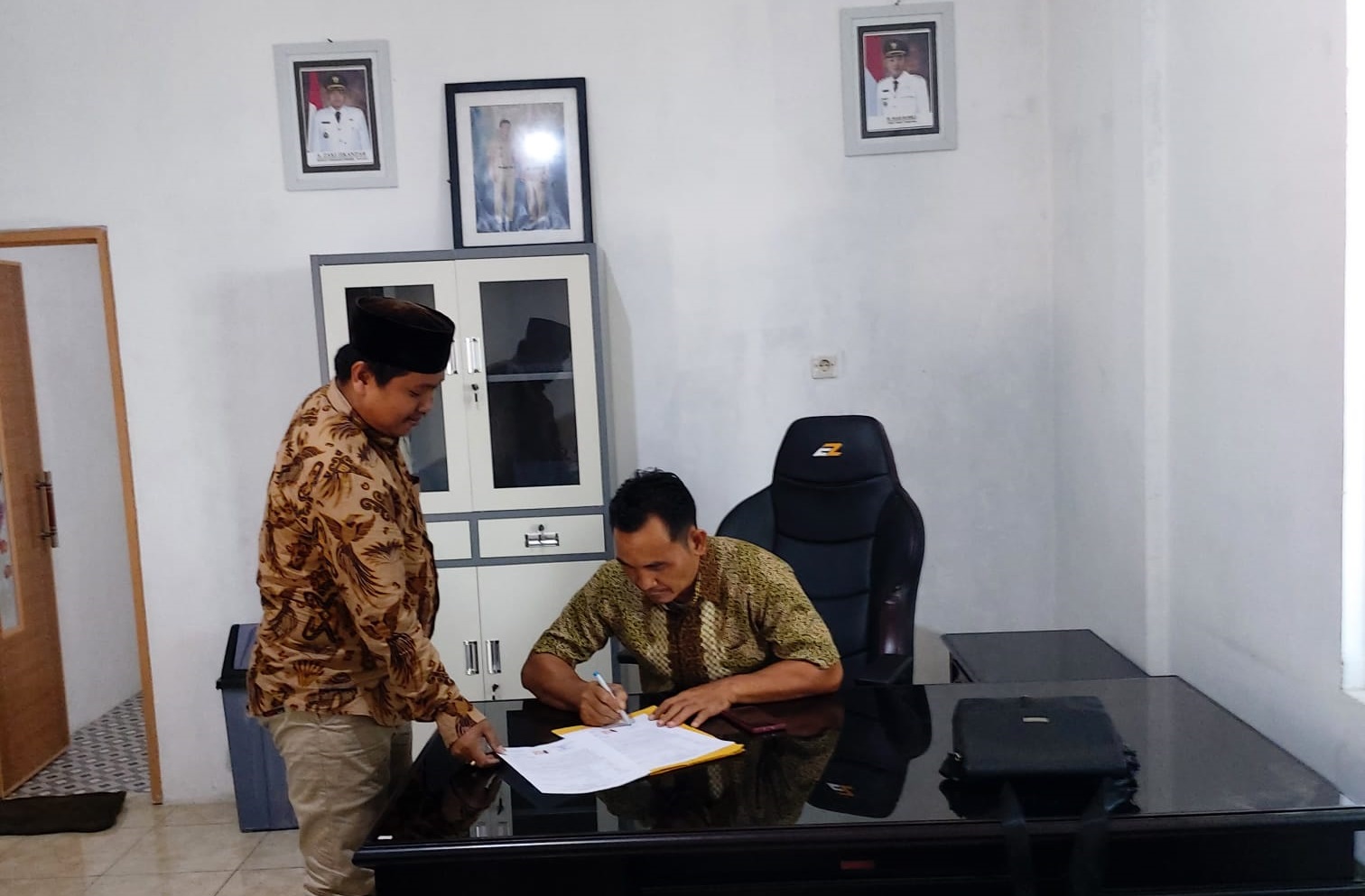 Pemerintah Desa Sindang Sono melakukan penandatanganan kesepakatan kerja sama (MoU) dengan Pusat Kegiatan Belajar Masyarakat (PKBM) Himata, Kamis(19/10/2023).